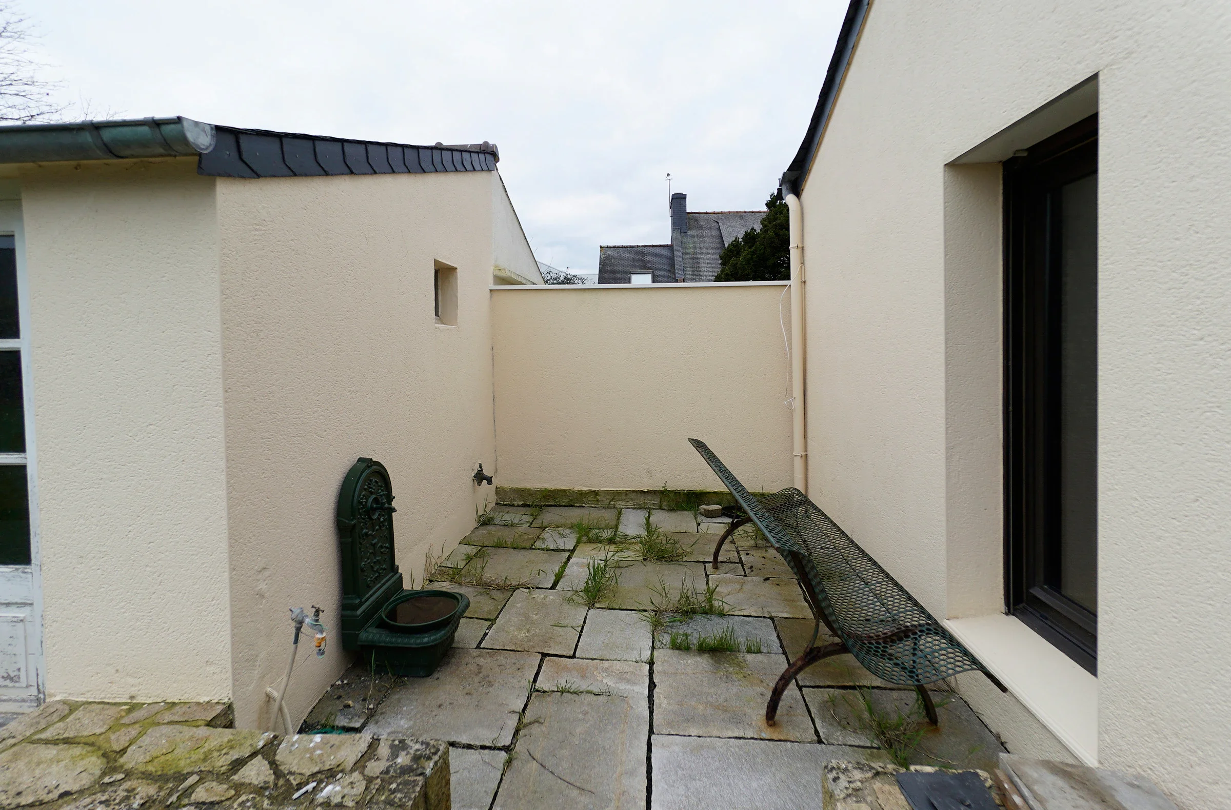 Mur de terrasse nu avant la réalisation de la fresque en trompe-l'œil à Penvenan